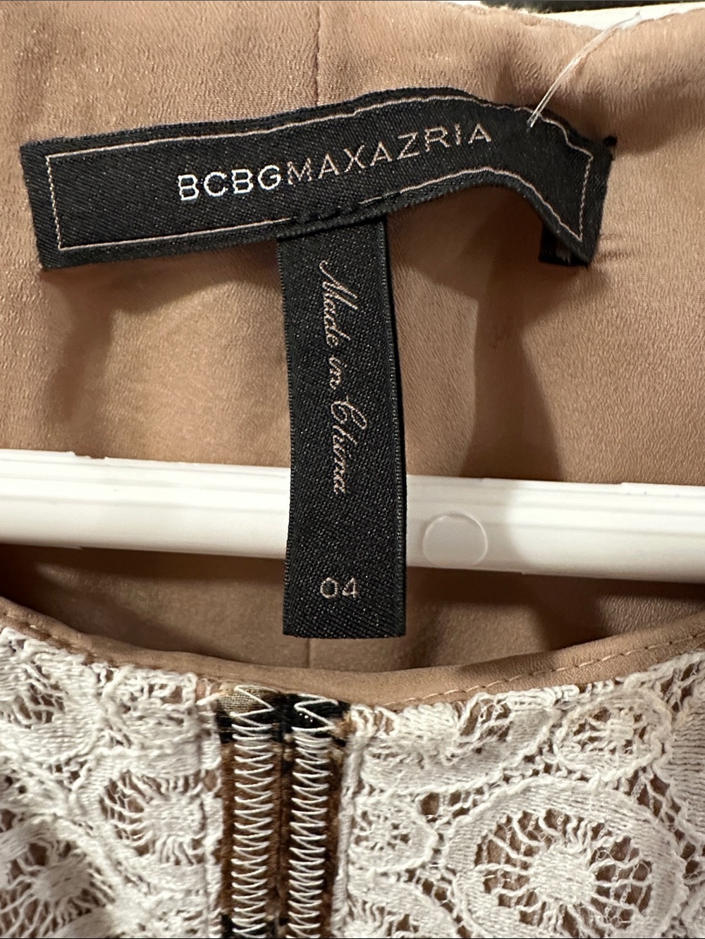 BCBG MAXAZRIA White Lace Sheath Dress with Contrast Trim Sz 4 Feminine Elegant - Picture 5 of 11